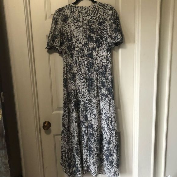 Express 🐾 Animal Print High Low White Gray 100% Rayon Dress Size Medium - Picture 3 of 8